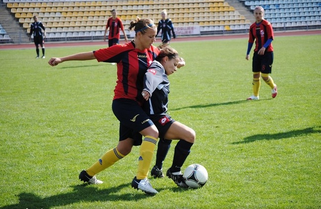08102014bazysfootballwoman022022