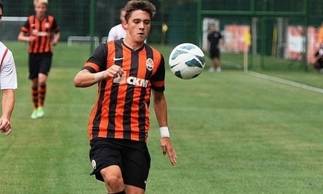 2803futballyoungbilonog1