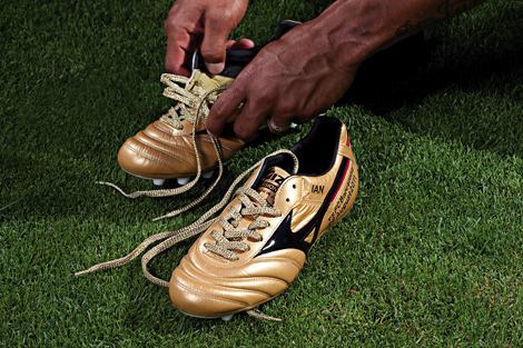 1314352539_football-boots-hulk-gold-mizuno-morelia