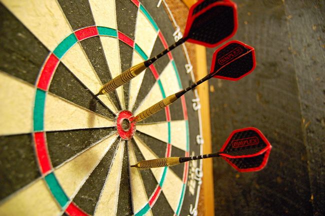 1280px-Darts in a dartboard