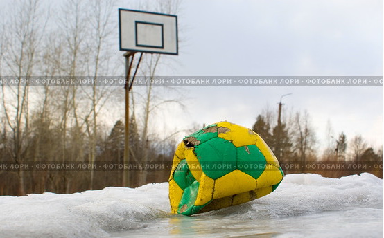 zabroshennaya-sportivnaya-ploschadka-porvannyi-myach-0000790629-preview